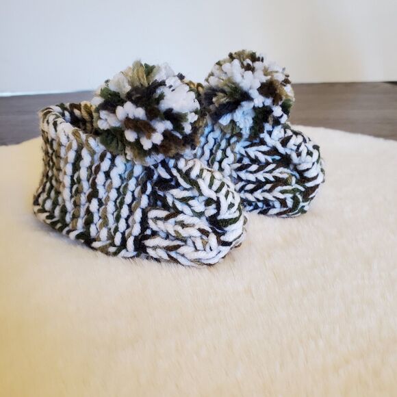 Unisex Crushet Handmade Newborn-3 Mo. Army Green White Booties NEW - Picture 2 of 7